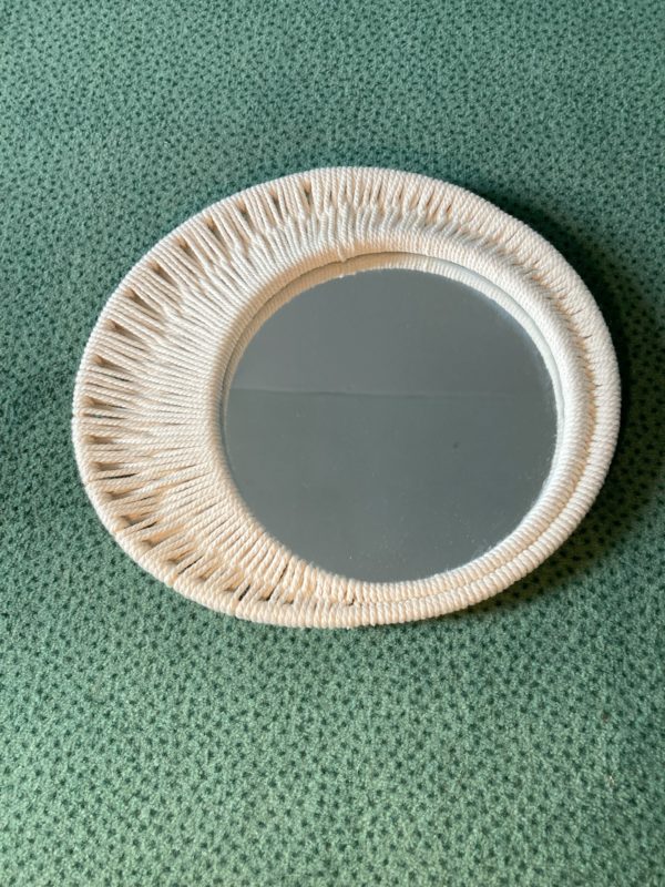 Miroir déporté en macramé